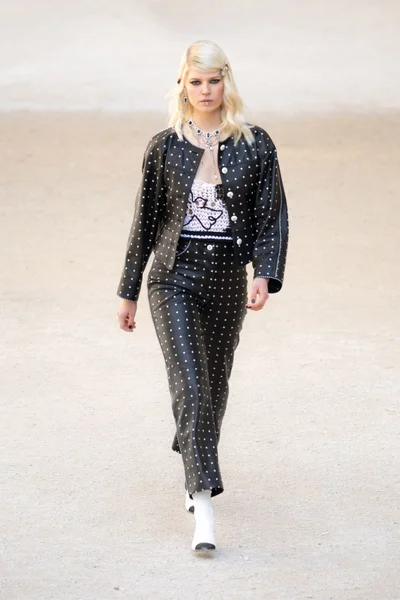 Look 25